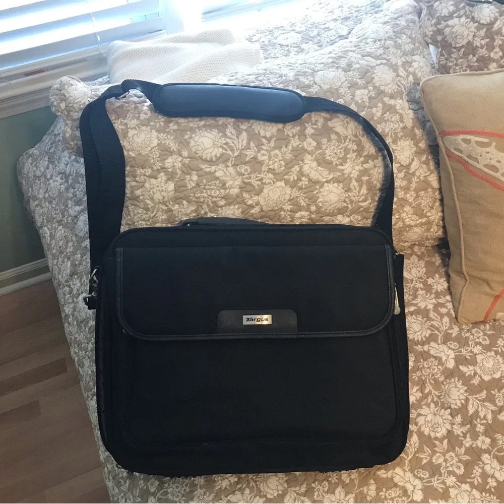 Targus Black Messenger Bag